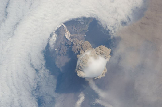 Извержение вулкана Сарычева на острове Матуа Большой Курильской гряды в 2009 году. Вид с борта Международной космической станции.