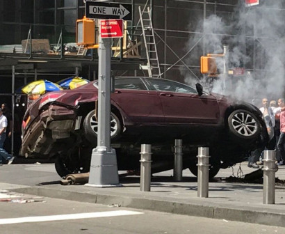 Car hits pedestrians in New York's Times Square