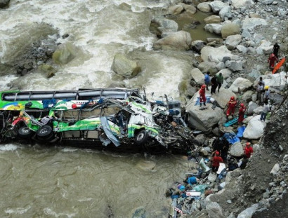 Հնդկաստանում ուխտավորներով լի ավտոբուսն ընկել է գետը. կան տասնյակ զոհեր