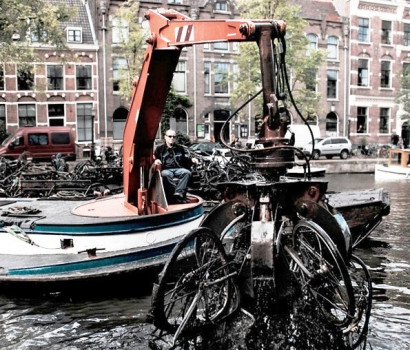 Как в Амстердаме чистят канал от велосипедов
