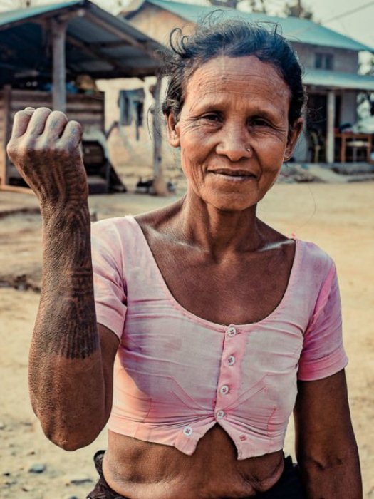 Վերջին թհարուները. ինչու են անհետացող ցեղի կանայք դաջվածքներով ծածկել վերջույթները