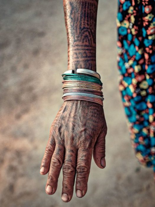 Последние из тхару: загадочные татуировки у женщин вымирающего племени в Непале