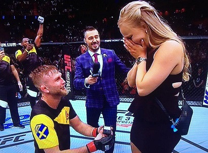 Боец UFC сделал девушке предложение на ринге после победы нокаутом