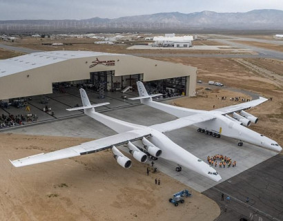 В США вывели из ангара самый большой самолет в мире