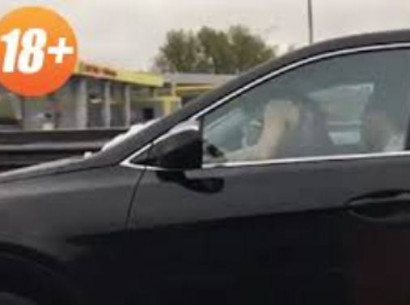 Очевидцы сняли на видео, как пара занялась сексом во время езды в Москве 18+