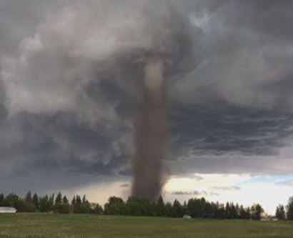 Мощнейший торнадо наблюдали в Канаде