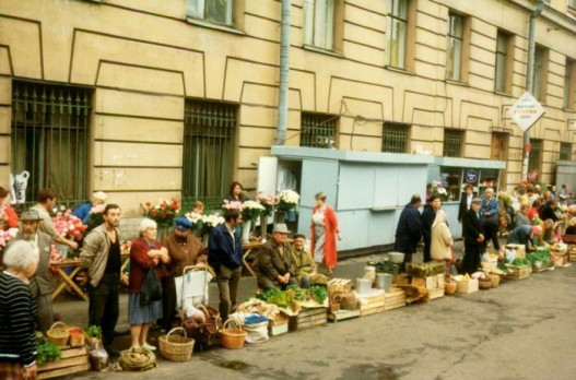 Уличная торговля у станции метро Владимирская.