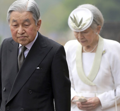 Парламент Японии впервые за 200 лет принял закон, позволяющий отречение императора
