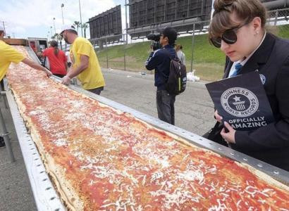 Пир на весь мир: в США приготовили самую длинную пиццу