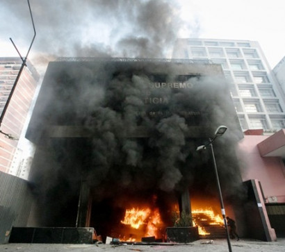 Venezuela: Protestocular Yüksek Mahkeme binasını ateşe verdi