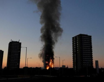 Пожарные прекращают поиски жертв в горящем здании в Лондоне
