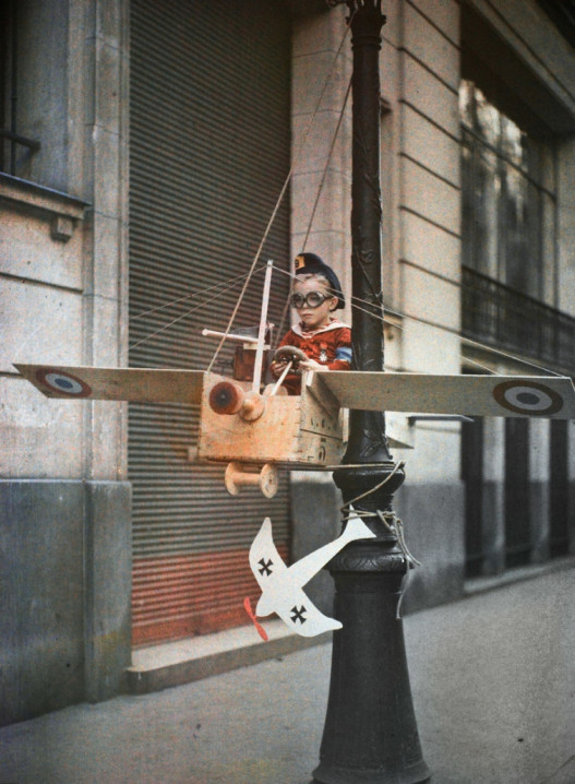Տղան ինքնաշեն ինքնաթիռի վրա, 1915թ.