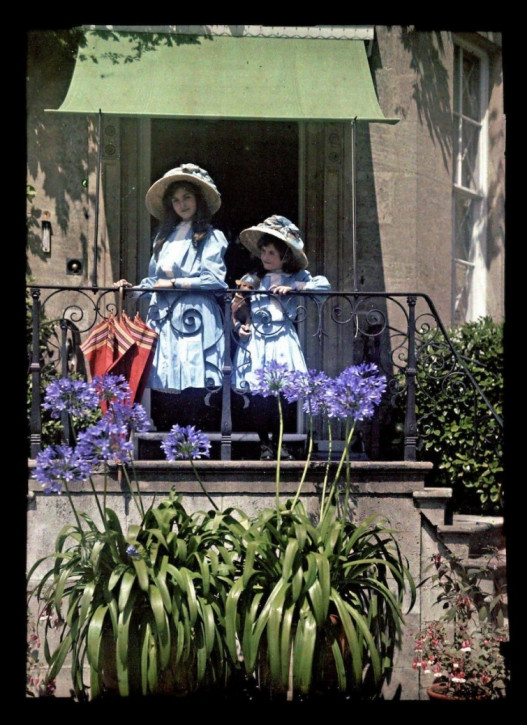 Две девочки на балконе, 1908 год
