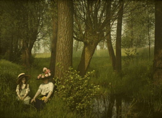 Женщина и девушка у ручья, 1910 год