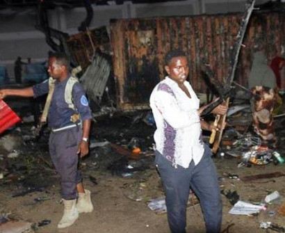 Somalia restaurant siege: 17 dead as gunmen take hostages in Mogadishu