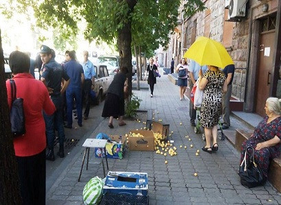 Ոստիկանները ոտքով հարվածել և թափել են փողոցում 2 կգ ծիրան ու բալ վաճառող տատիկների դույլն ու արկղը