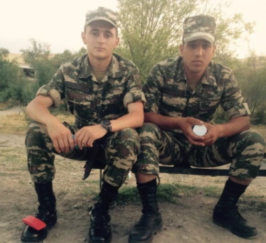 Ադրբեջանի ԶՈւ զինծառայող Օրհան Հուսեյնովը (աջից)