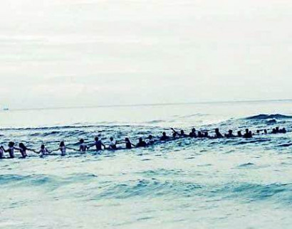 Beachgoers form incredible human chain to save drowning family