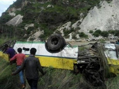 В Индии автобус с паломниками сорвался в ущелье: 20 человек погибли