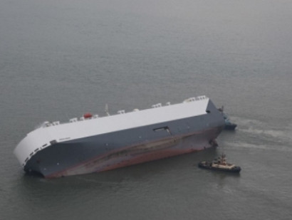 У берегов Крыма перевернулось грузовое судно