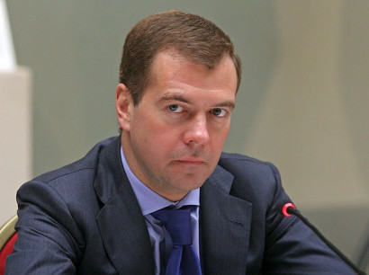Медведев: введением новых санкций США объявили полноценную торговую войну