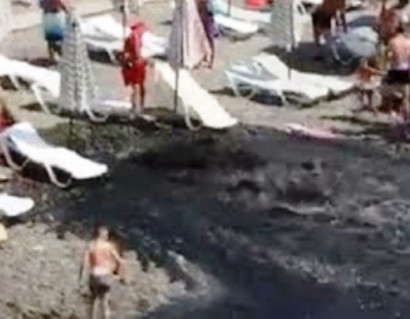 На адлерском пляже произошло «извержение» грязевого гейзера