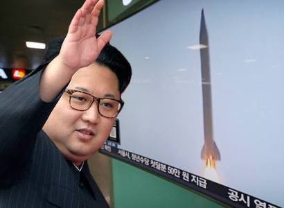 Ким Чен Ын отложил решение о запуске ракет в сторону Гуама
