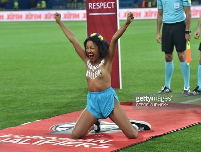 «Էրդողանը՝ մարդասպան». Femen-ի ակտիվիստուհին մերկացել է ի նշան բողոքի