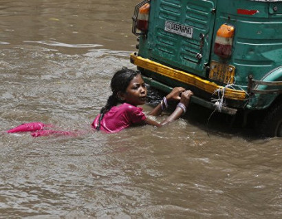 На востоке Индии жертвами шторма стали не менее 12 человек