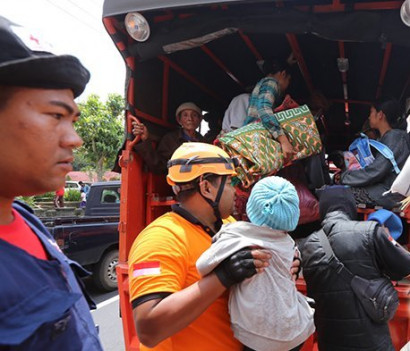Из-за активности вулкана Агунг на Бали началась эвакуация