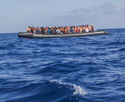 Судно и лодка с мигрантами столкнулись в Средиземном море
