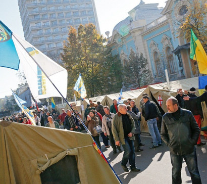Украинский спецназ начал штурм палаточного городка у Верховной рады