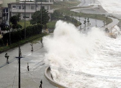 Многометровые волны, шквальный ветер и затопленные улицы: мощный тайфун в Японии