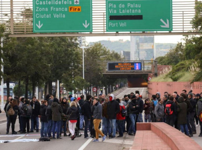 В Каталонии проходит всеобщая забастовка, перекрыты десятки дорог