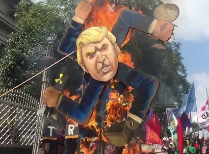 Филиппинские демонстранты в знак протеста сожгли чучело Трампа