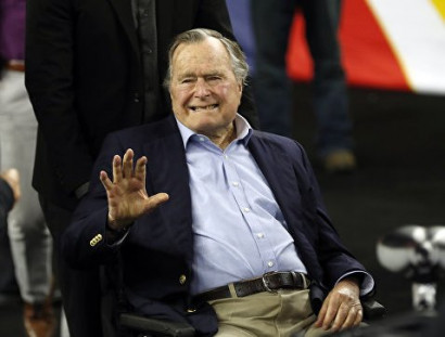 Джорджа Буша-старшего обвинили в сексуальных домогательствах