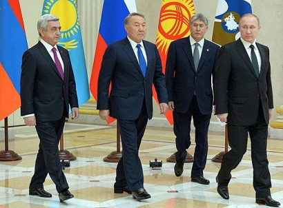 Атамбаев: Кыргызстан больше месяца отрезан от ЕАЭС по прихоти Казахстана