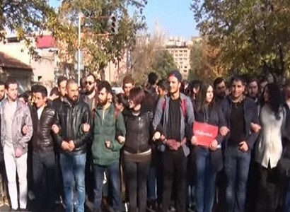 Ուսանողները փակել են Դեմիրճյան փողոցը. երթևեկությունը դադարեցվել է