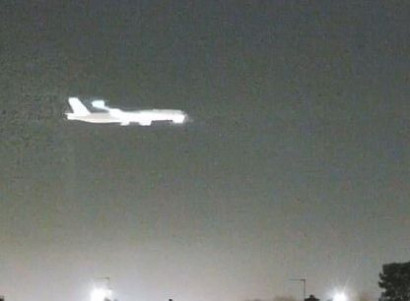 Камера запечатлела метеор перед посадкой самолета