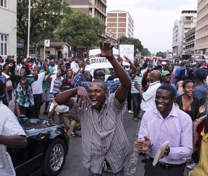 В Зимбабве празднуют отставку президента Мугабе: яркие фото из Хараре