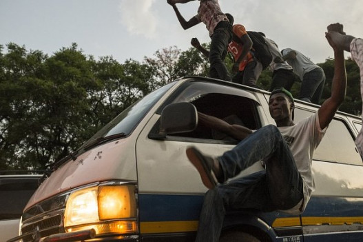 Զիմբաբվեում տոնում են շուրջ 4 տասնամյակ երկրի իշխանությունը վերցրած նախագահ Ռոբերտ Մուգաբեի հրաժարականը
