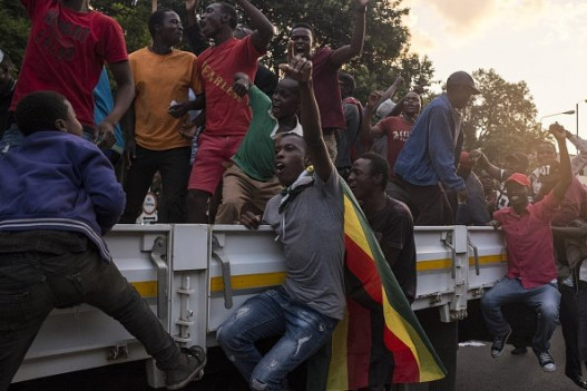 Զիմբաբվեում տոնում են շուրջ 4 տասնամյակ երկրի իշխանությունը վերցրած նախագահ Ռոբերտ Մուգաբեի հրաժարականը