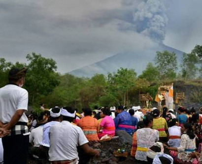 Indonesia says 100,000 must evacuate from Bali volcano zone