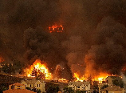В Калифорнии лесные пожары могут уничтожить тысячи домов. Людей массово эвакуируют