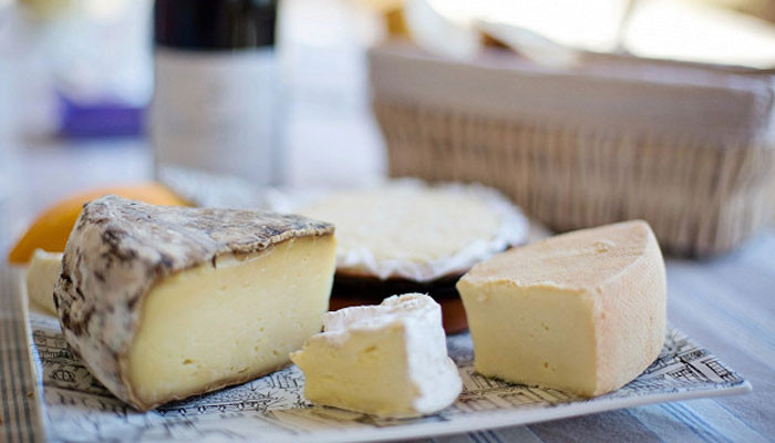 Любители сыра получают защиту от инсультов