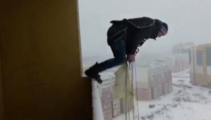 Ինչպես է խենթ երիտասարդը փորձում օդապարիկով ցատկել շենքի տանիքից
