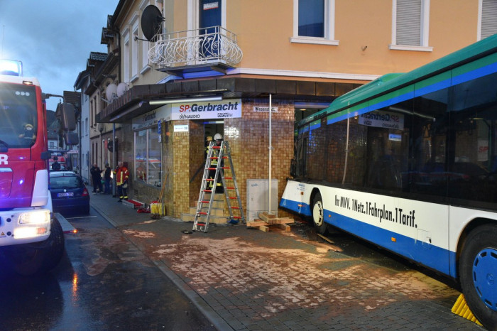 В Германии автобус со школьниками врезался в стену жилого дома