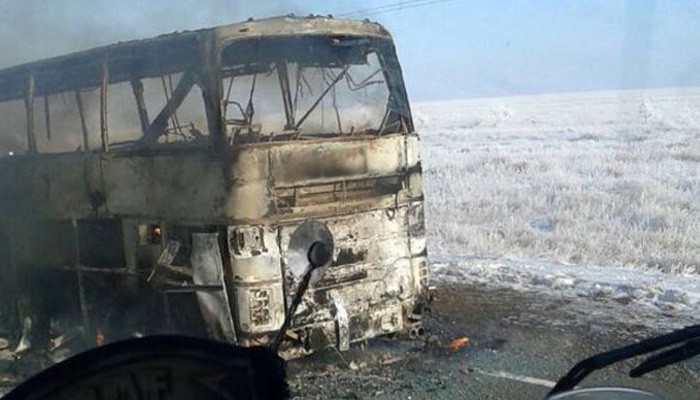 Автобус в Казахстане, где погибли 52 человека, сгорел из-за драки
