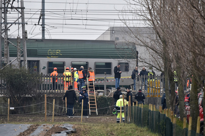 Число жертв крушения поезда в Италии возросло до четырех