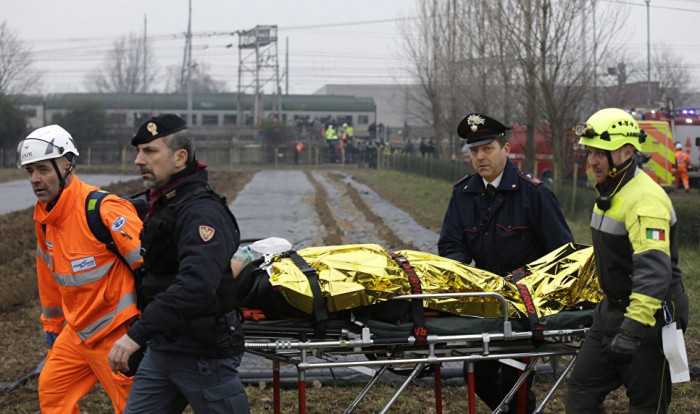 Число жертв крушения поезда в Италии возросло до четырех